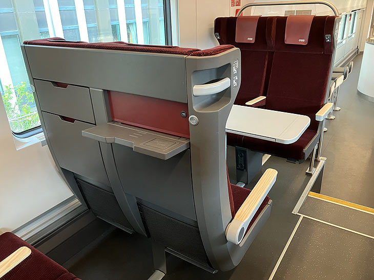 Railjet 2.Gen - Klapptisch mit induktionsfl&auml;che und USB Port in den R&uuml;ckenlehnen(&copy;Foto: Marikka-Laila Maisel)